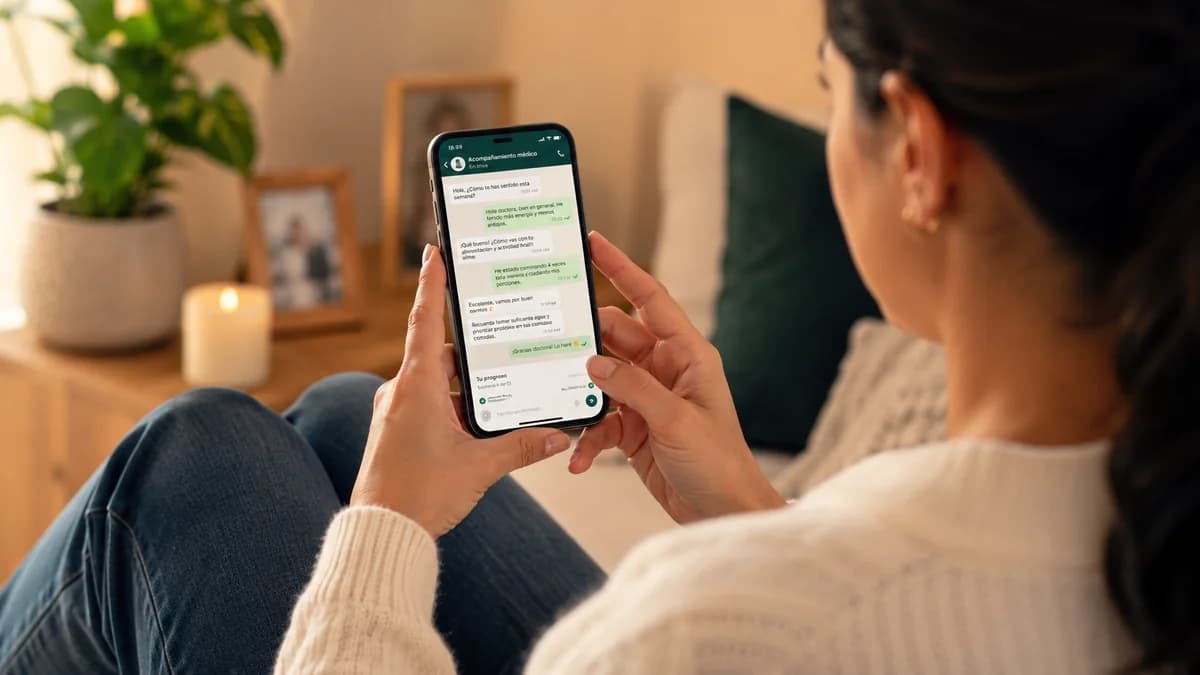 Paciente enviando mensaje por WhatsApp a su médico durante seguimiento de tratamiento metabólico